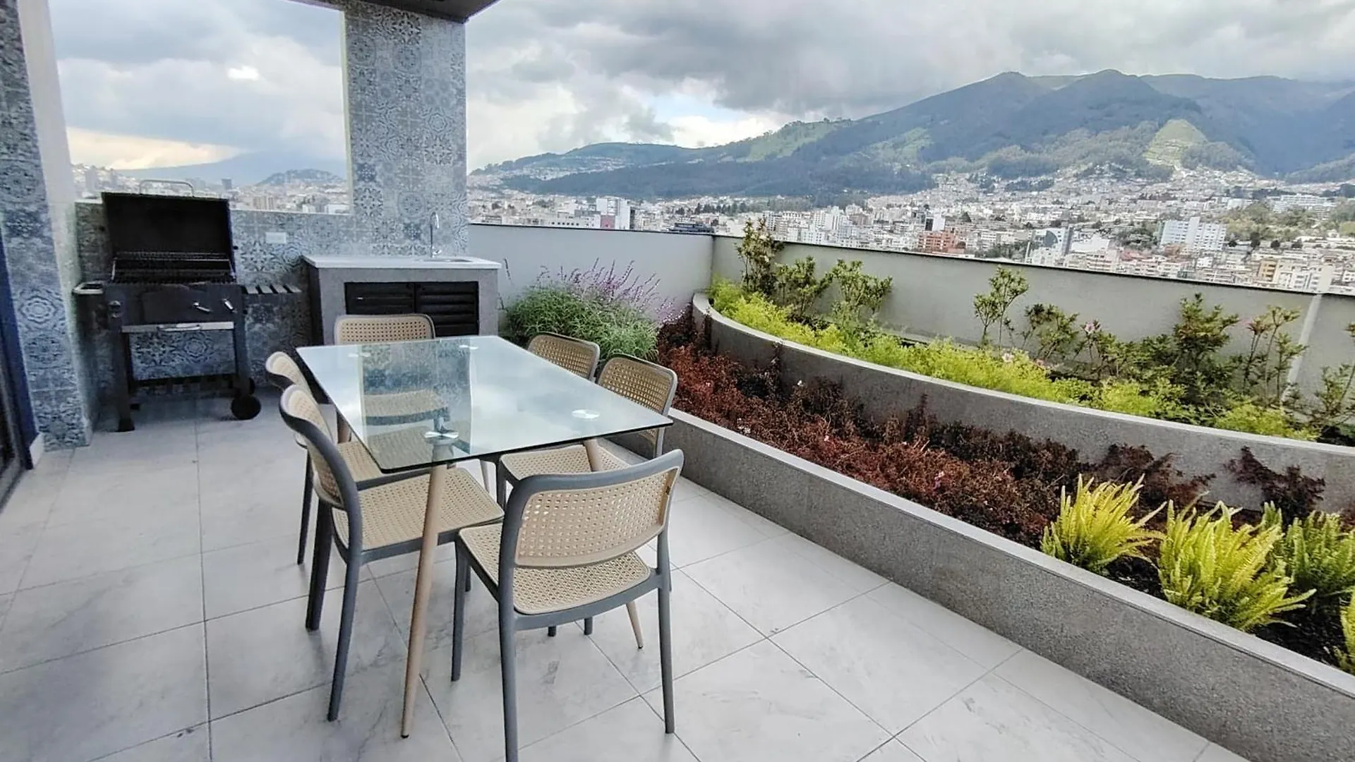 Efyra, Bello Estudio En La Carolina Quito 0*,